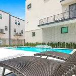 Stunning Living Near City Attractions