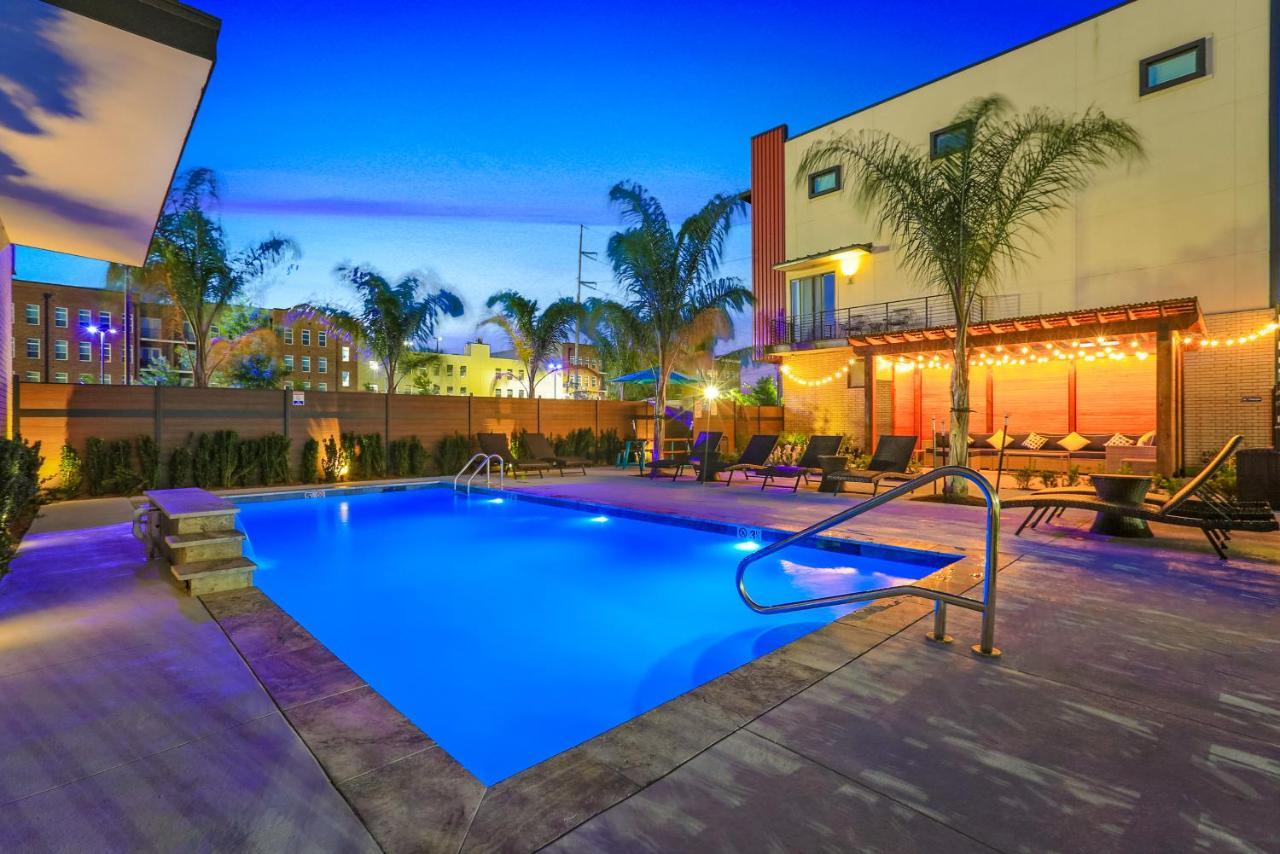 Stunning Living Near Attractions Apartment *