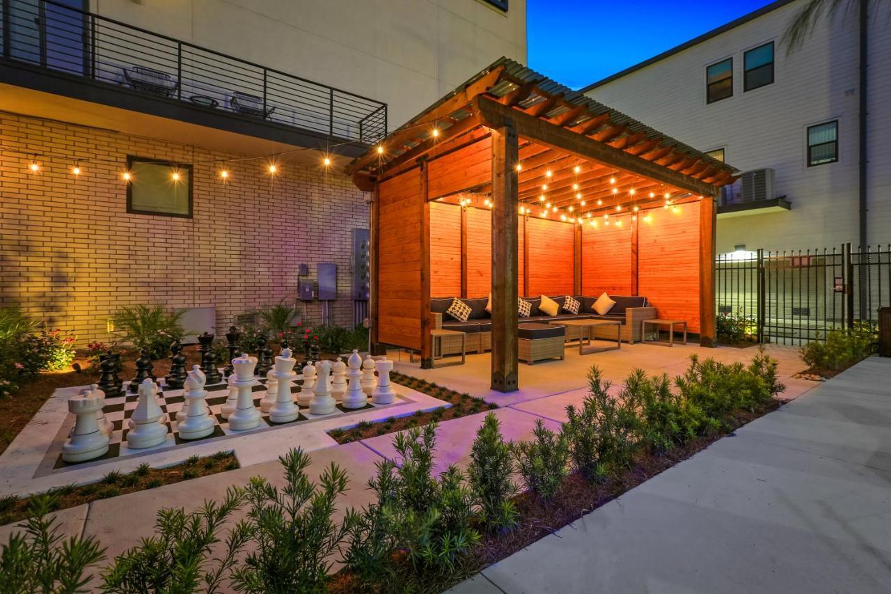 Stunning Living Near Attractions Apartment *