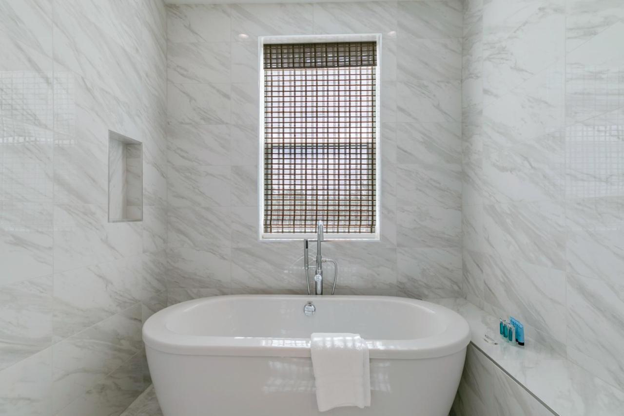 Stunning Living Near Attractions Apartment *
